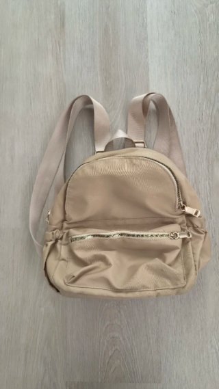 Mochila beige ligera con bolsillos