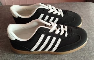Zapatillas Negras y Blancas