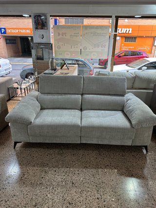 Sofá de tela gris