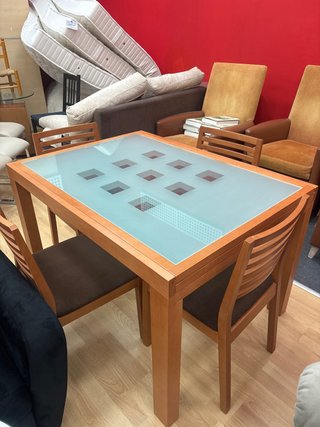 Mesa de comedor con 4 sillas