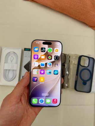 iPhone 16 Pro 256GB Bianco con 7 custodie