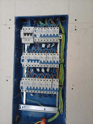 Soy electricista fontanero tengo carnet de conduci