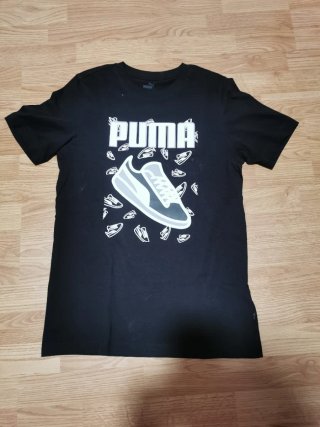 Camiseta Puma Negra con Diseño de Zapatillas