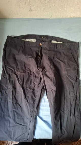 Pantalón chino oscuro multibolsillos