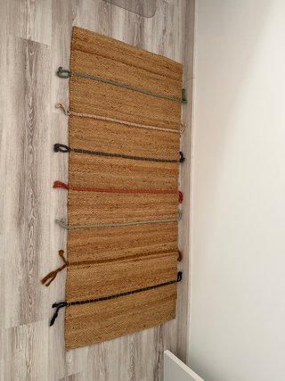 Alfombra de yute con tiras de colores