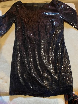 Vestido de fiesta negro con lentejuelas.