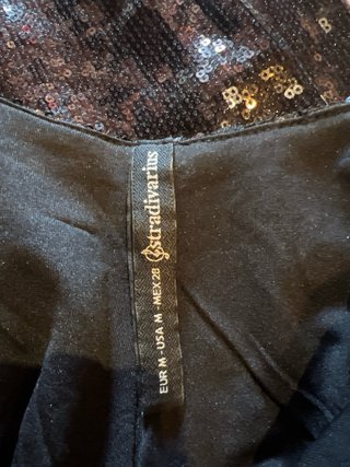 Vestido de fiesta negro con lentejuelas.