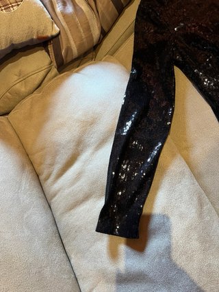 Vestido de fiesta negro con lentejuelas.