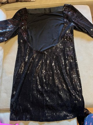 Vestido de fiesta negro con lentejuelas.