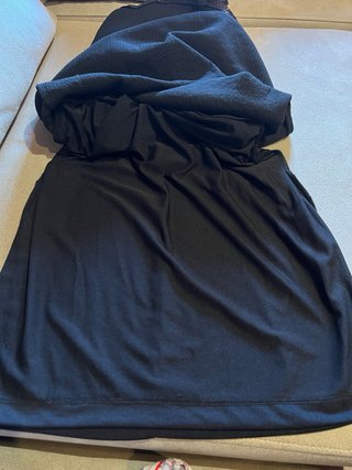 Vestido de fiesta negro con lentejuelas.