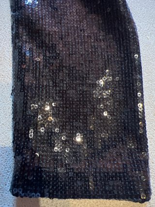 Vestido de fiesta negro con lentejuelas.