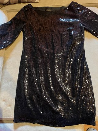 Vestido de fiesta negro con lentejuelas.