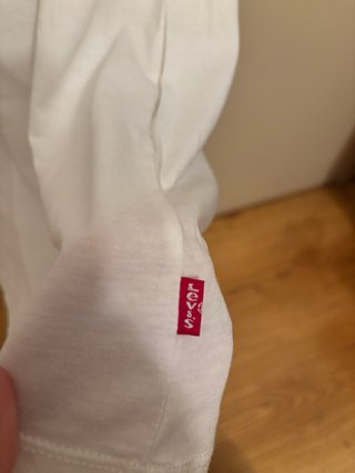 Camiseta Levi’s blanca con logo rosa y naranja, M.