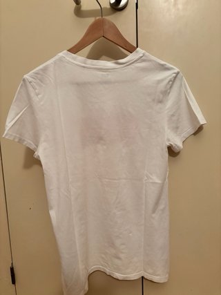 Camiseta Levi’s blanca con logo rosa y naranja, M.