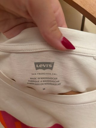 Camiseta Levi’s blanca con logo rosa y naranja, M.