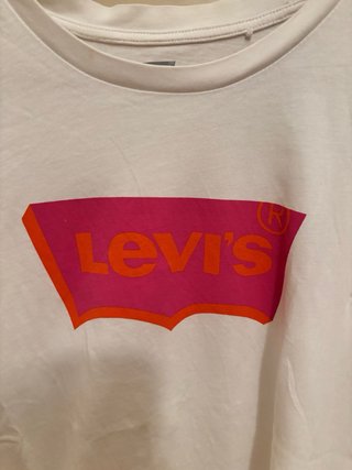 Camiseta Levi’s blanca con logo rosa y naranja, M.