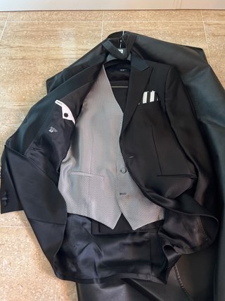 Traje de novio negro con chaleco