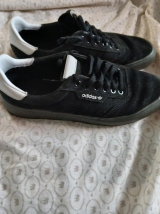 Zapatillas Adidas negras y blancas