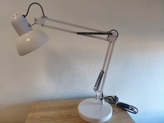 Lámpara de escritorio articulada blanca