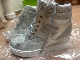 Zapatillas plateadas con brillos