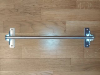 Toallero de aluminio plateado