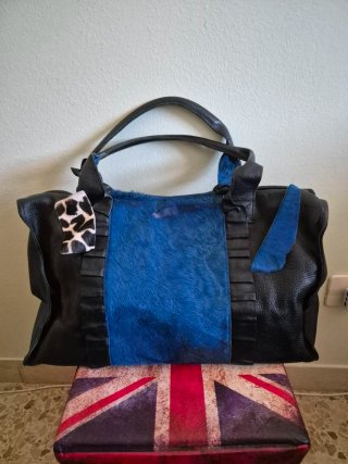 Borsa in pelle nera con inserto cavallino blu