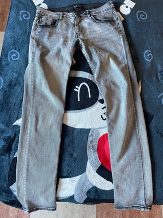 Pantalón vaquero gris