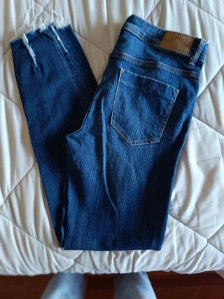 Pantalones vaqueros azules desgastados