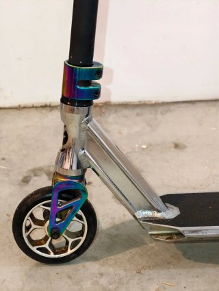 Patinete Scooter Cromado con Ruedas Arcoíris