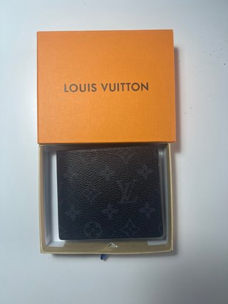 Cartera de piel negra texturizada con caja