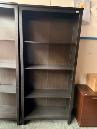 Estantería de madera negra
