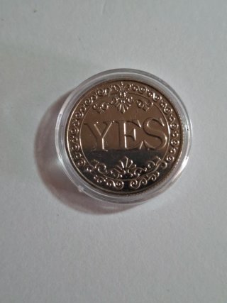 Moneda Decorativa con Inscripción YES/NO