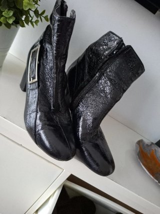 Botines negros charol