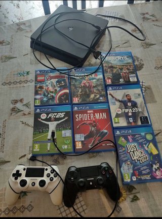 PS4 Slim 500GB + 7 Giochi + 2 Controller