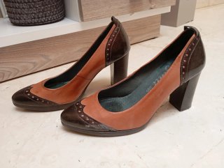 Zapatos de tacón marrón claro y chocolate