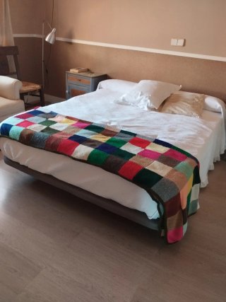 Cama de 1,50m de ancho con estructura de base magi