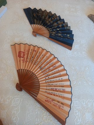 Set di due ventagli decorativi con disegni orientali