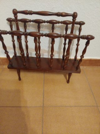 Revistero de madera clásico