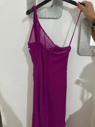 Vestido de fiesta morado asimétrico