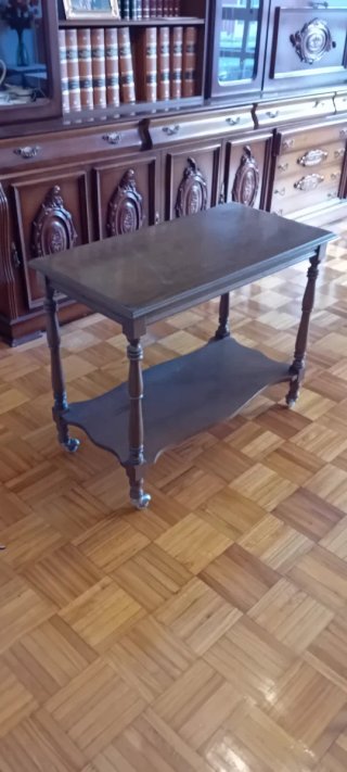 Mesa auxiliar de madera
