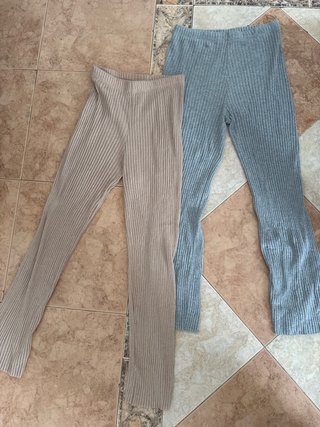 Pantalones de punto beige y grises