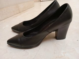 Zapatos de tacón negros de confort