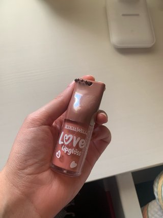 Labial líquido brillo rosa oscuro sin abrir