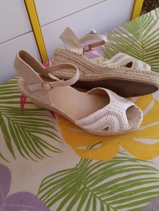 Sandalias de cuña beige