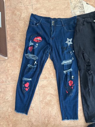 Pantalones vaqueros desgastados con estampados