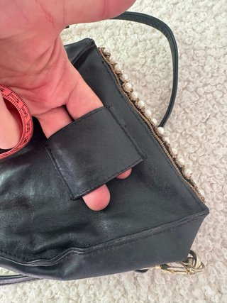 Bolso piel negro perlas bandolera