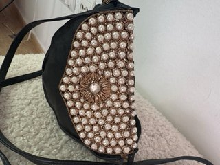 Bolso piel negro perlas bandolera