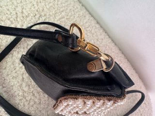 Bolso piel negro perlas bandolera