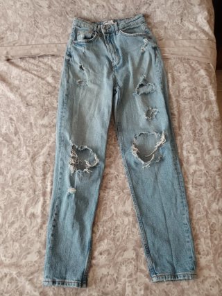 Pantalón vaquero azul con rotos