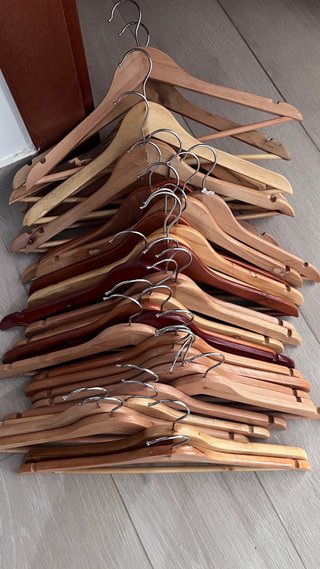 Lote de perchas de madera